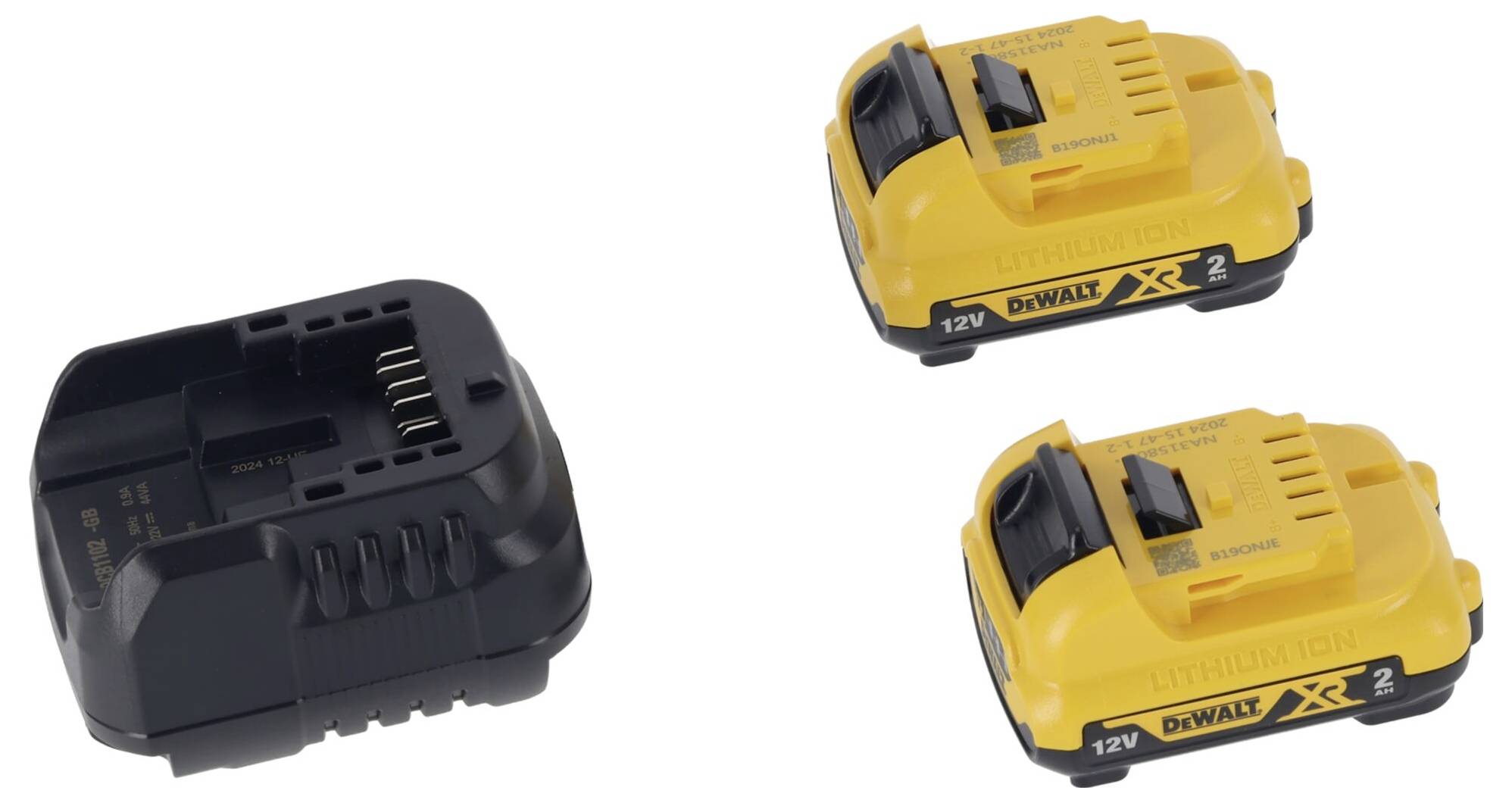 Nabíječka a dva žluté 12V lithium-iontové akumulátory značky DeWalt, vhodné pro elektrické nářadí.