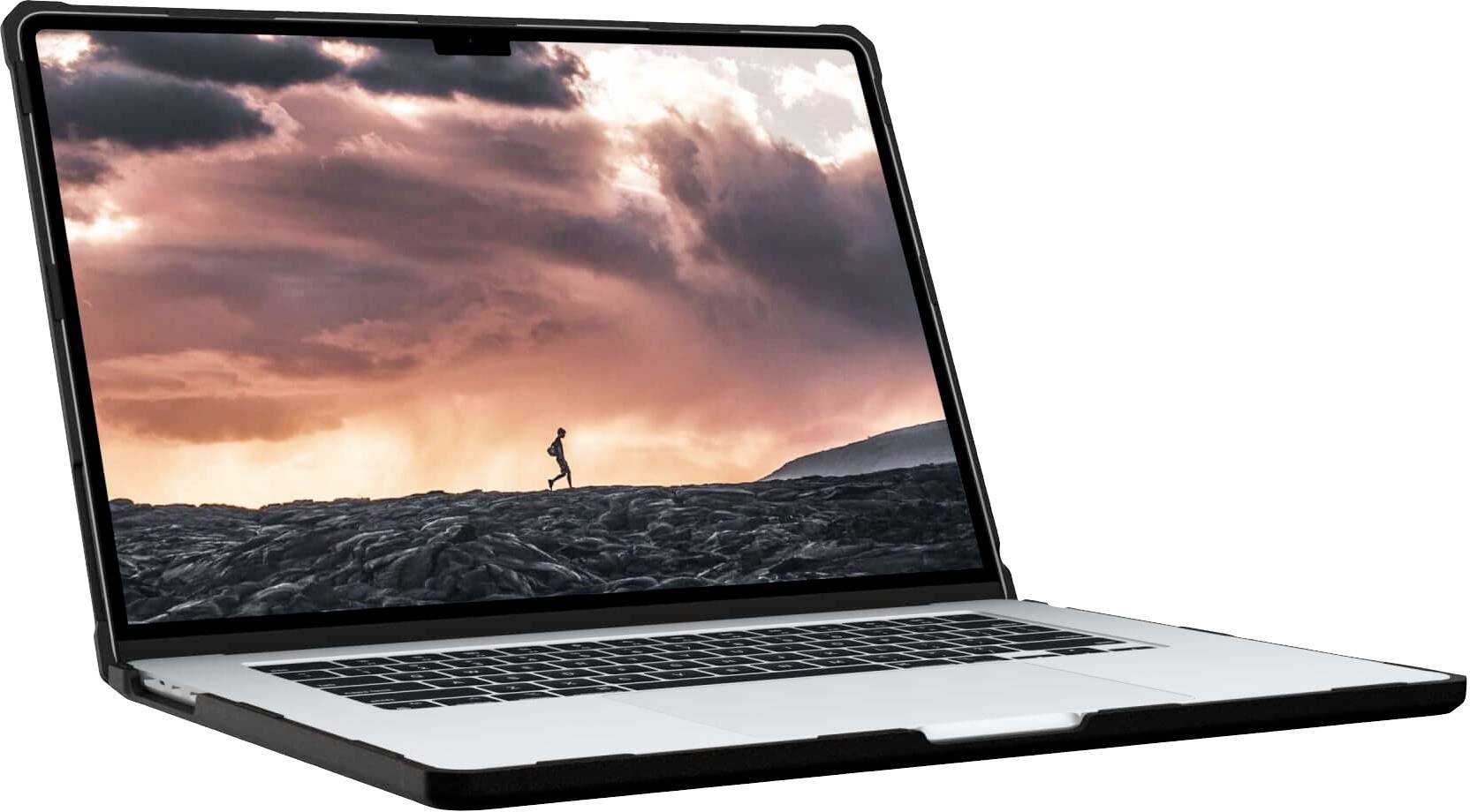 Otevřený laptop zobrazuje spořič obrazovky s dramatickým západem slunce a siluetou osoby na kopci.
