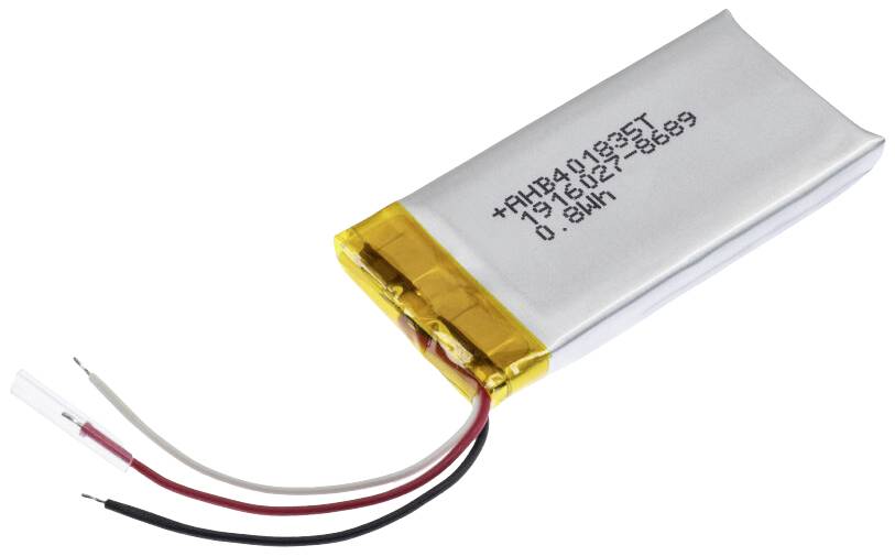 Malá, plochá lithium-polymerová baterie se třemi vyčnívajícími vodiči (červený, bílý, černý) a textem na povrchu.