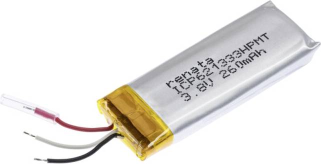 Malý lithium-polymerový akumulátor se stříbrným vnějším krytem a žlutou páskou na jednom konci. Tři vyčnívající vodiče v černé, červené a bílé barvě.