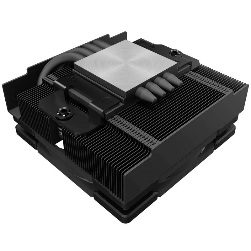 Černý chladič CPU s plochou, čtvercovou kovovovou plochou a několika naznačenými chladicími žebry a ventilátory.