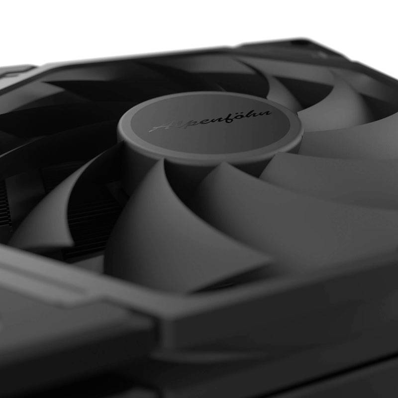 Detailní záběr počítačového ventilátoru namontovaného uvnitř skříně. Na ventilátoru je nápis 'Alpenföhn'.