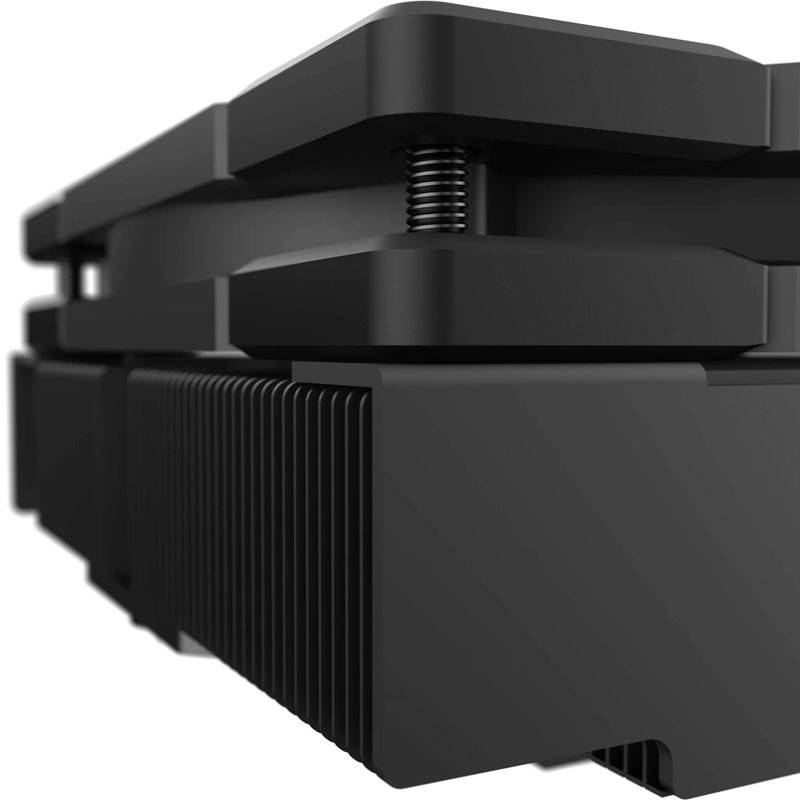 Černé technické zařízení s vrstvené části a viditelnými pružinami, pravděpodobně elektronická součástka.
