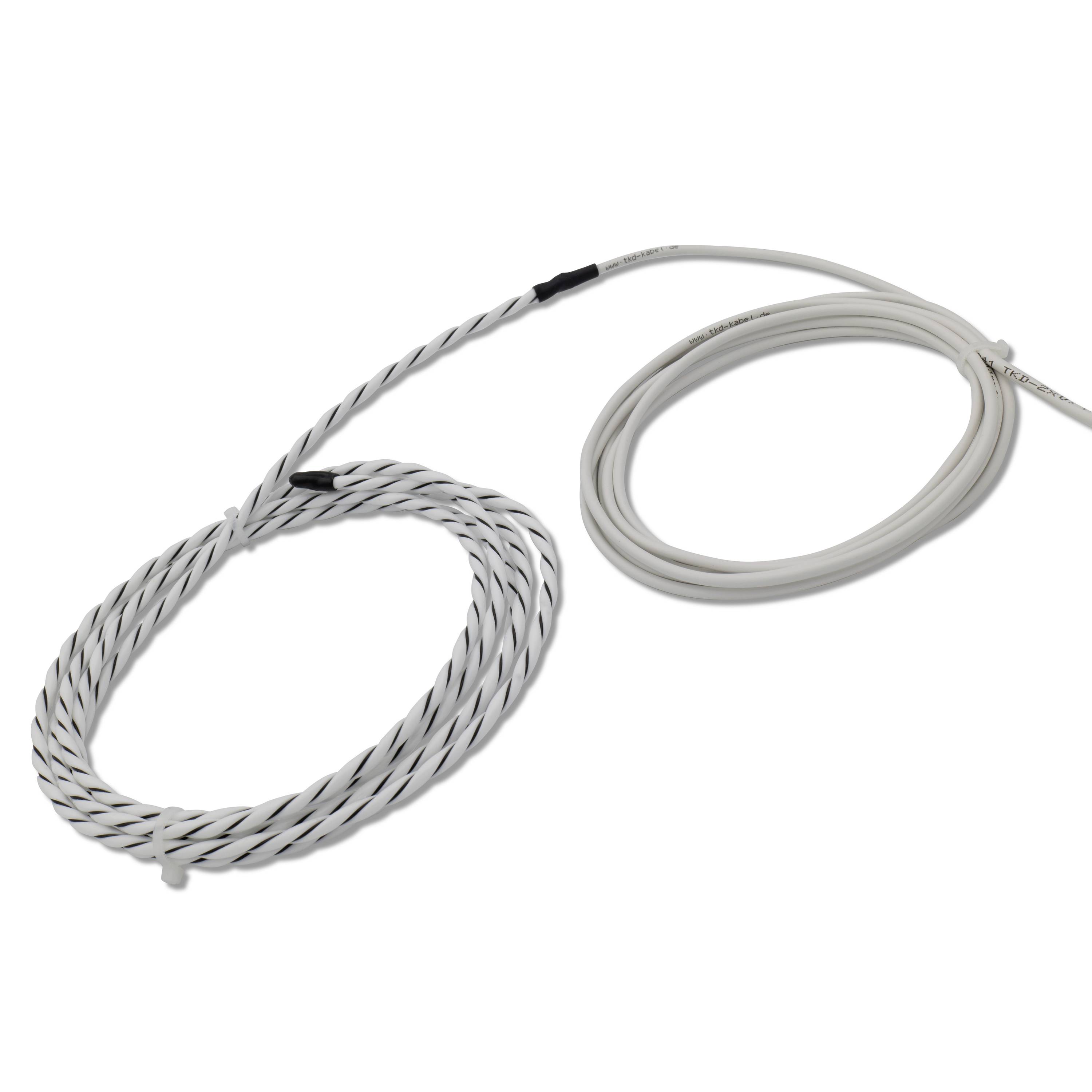 Delší propletený kabel s kličkou a koncem, který je zakončen hladkým bílým plastovým obalem.