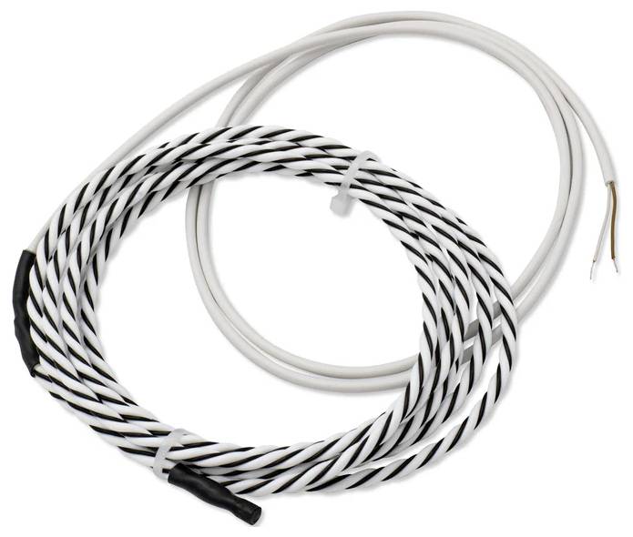Černobíle pruhovaný stočený kabel s odkrytým koncem, vhodný pro elektrické nebo datové připojení.