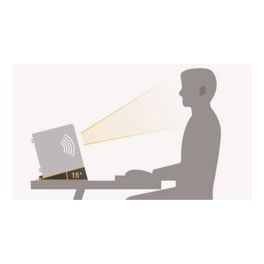Osoba sedí u psacího stolu, dívá se na obrazovku laptopuu pod úhlem 15 stupňů, s ergonomicky správnou polohou hlavy.