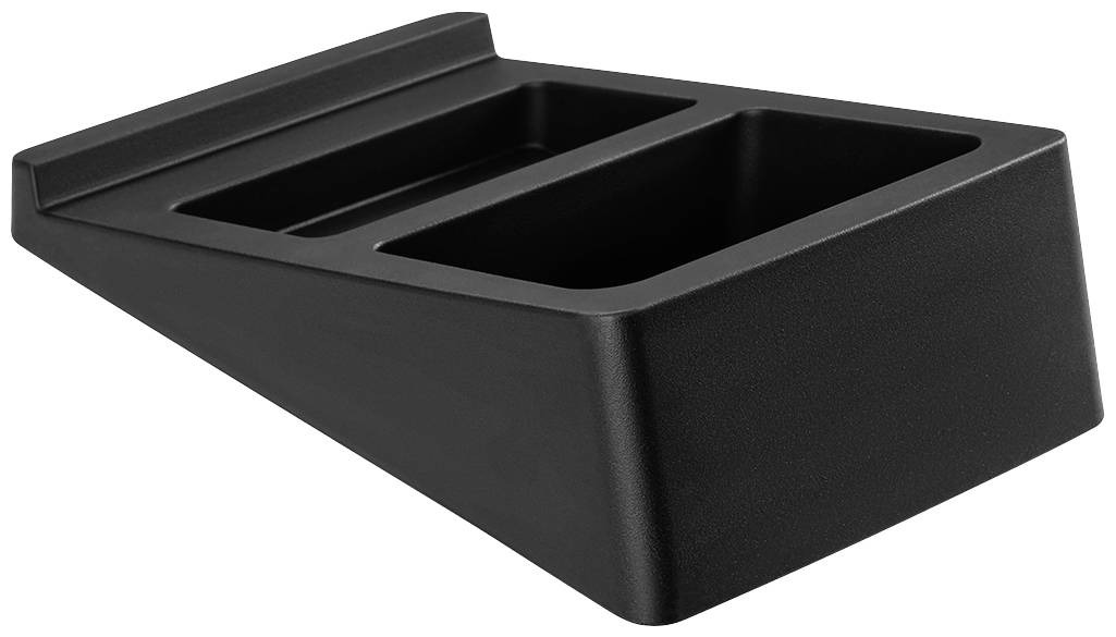 Černý plastový kontejner se třemi přihrádkami, používaný pro organizované ukládání předmětů nebo pomůcek.
