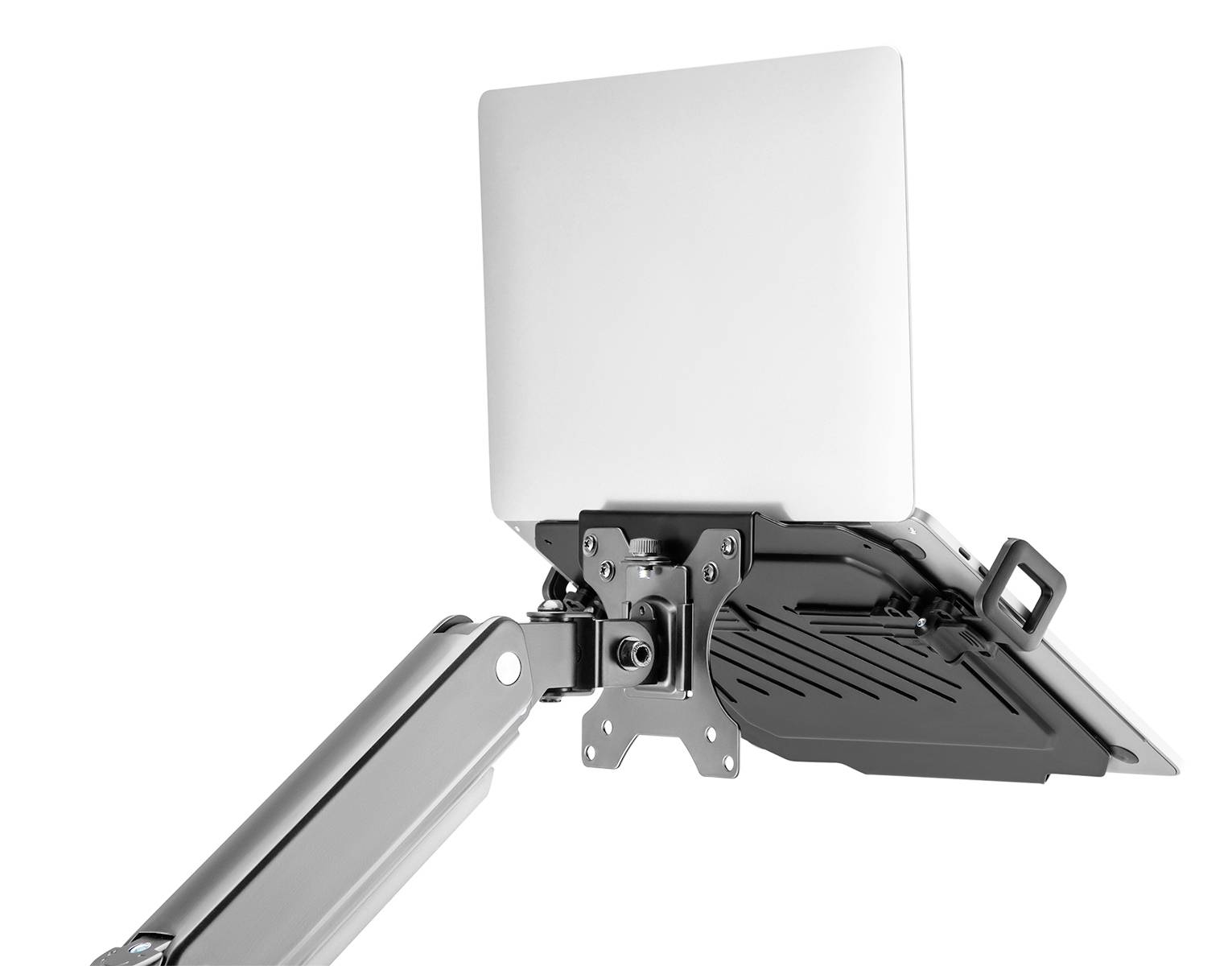 Laptop je namontován na nastavitelném kovovém rameni, které umožňuje flexibilní polohování obrazovky.