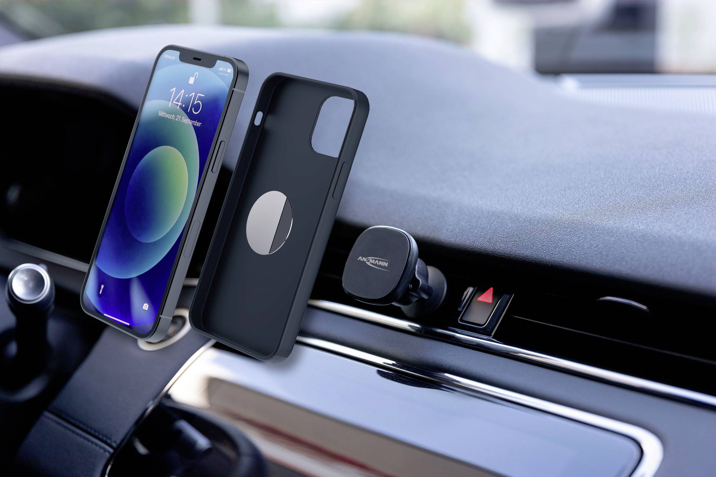 Smartphone v obalu na magnetickém držáku v autě; znázorňuje mobilitu a snadný přístup.
