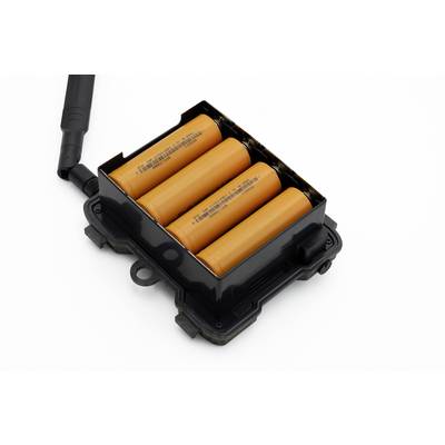 Akumulátor se čtyřmi oranžovými bateriemi v černém pouzdře, propojený kabelem. Určeno pro elektronická zařízení.