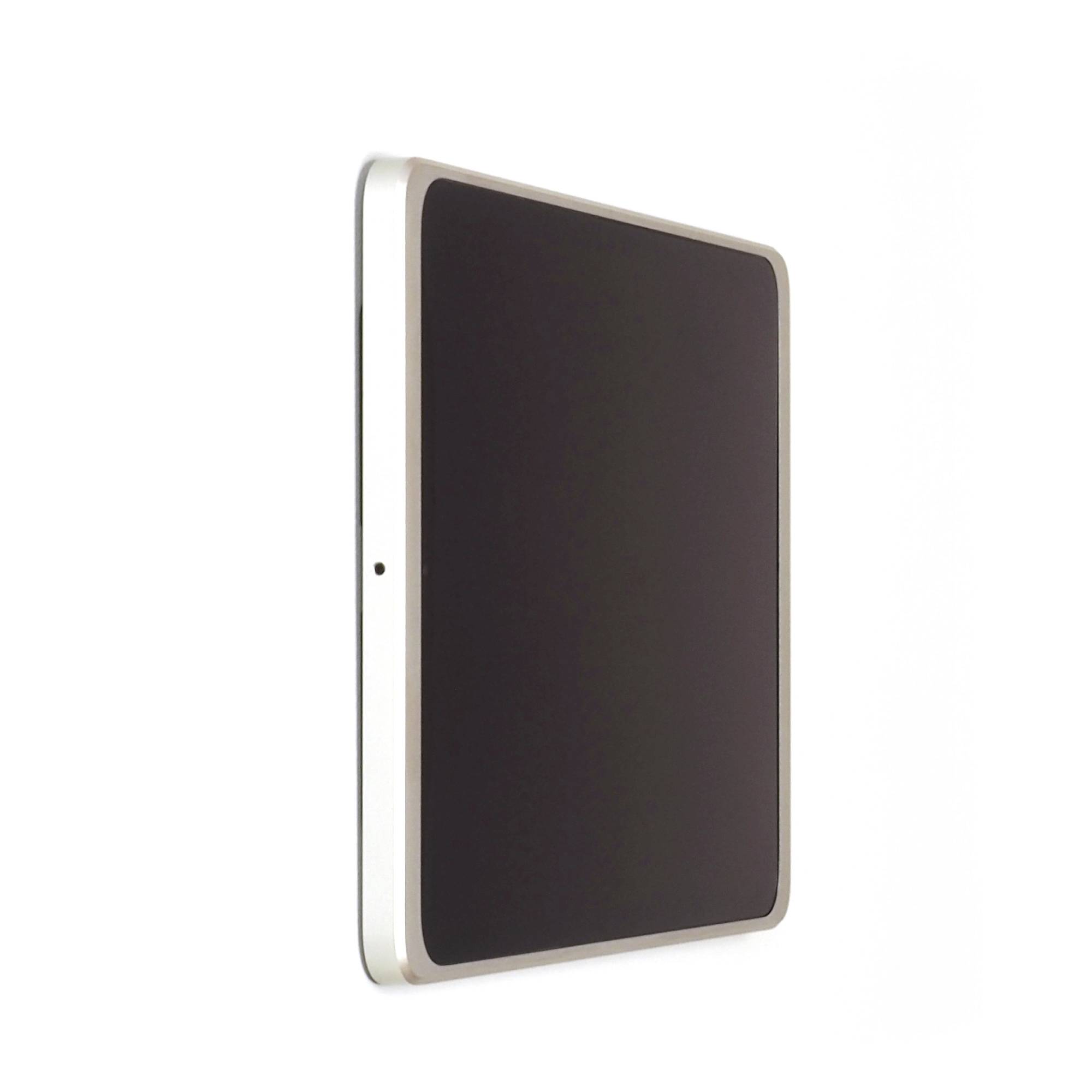 Tablet s černou obrazovkou, zobrazený z mírného úhlu, je viditelný stříbrný rámeček.