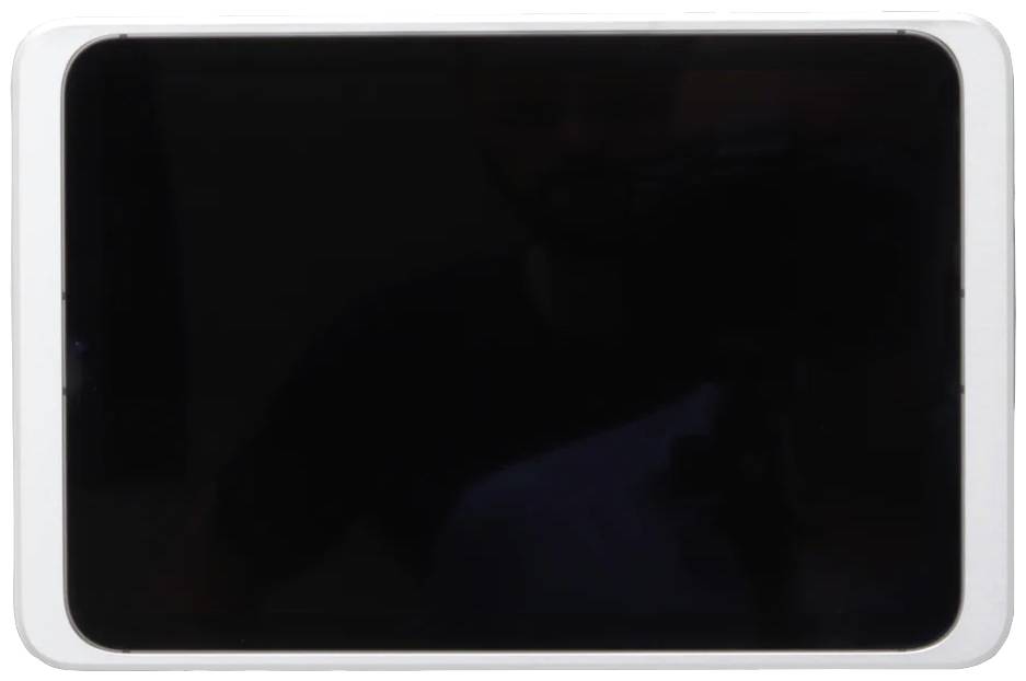 Vypnutý tablet s černou obrazovkou v bílém pouzdře, který leží na ploché ploše.