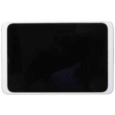 Vypnutý tablet s černou obrazovkou v bílém pouzdře, který leží na ploché ploše.