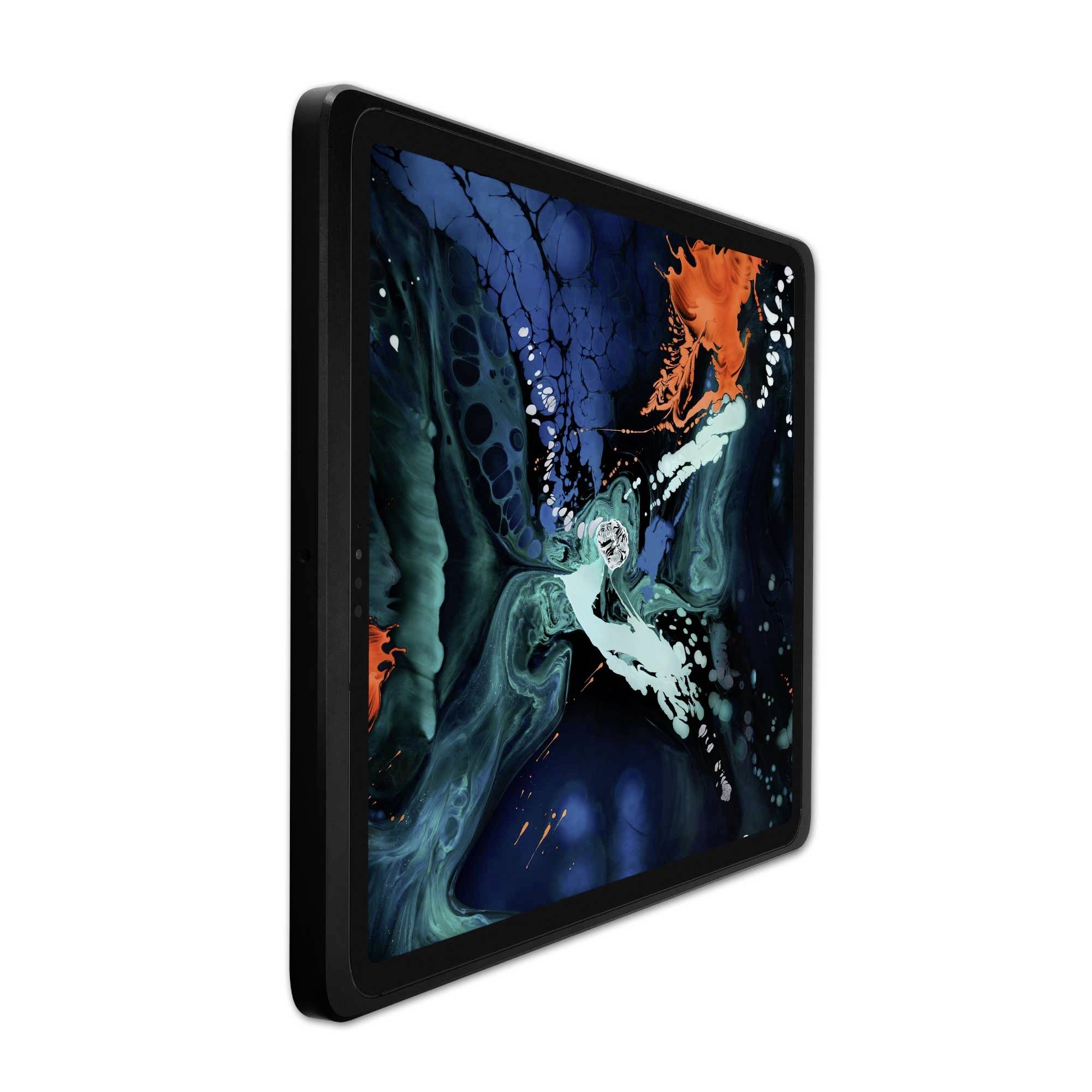 Boční pohled na tablet s barevným, abstraktním pozadím obrazovky v modrých a oranžových tónech.