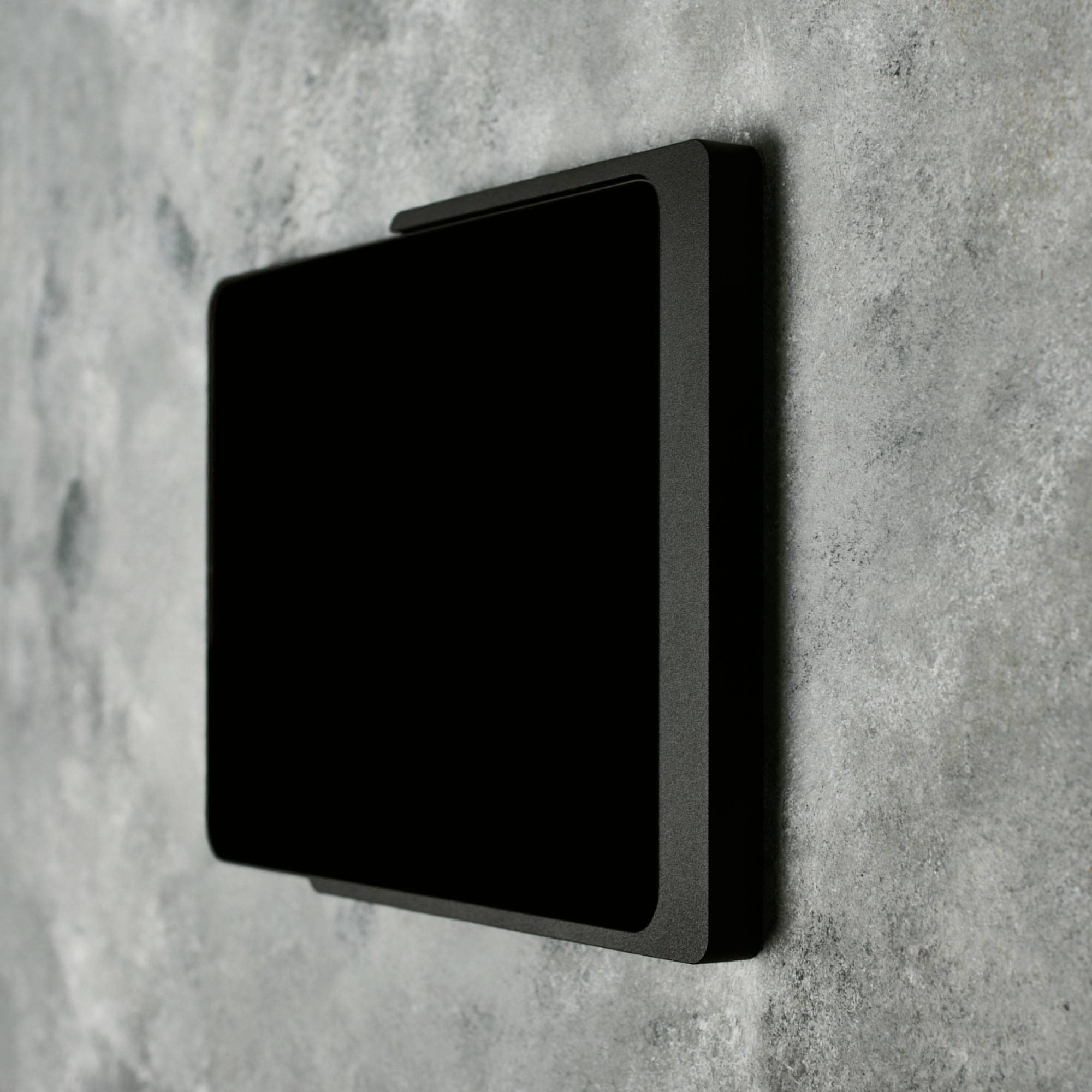 Na stěně je vidět obdélníkový černý vypínač.