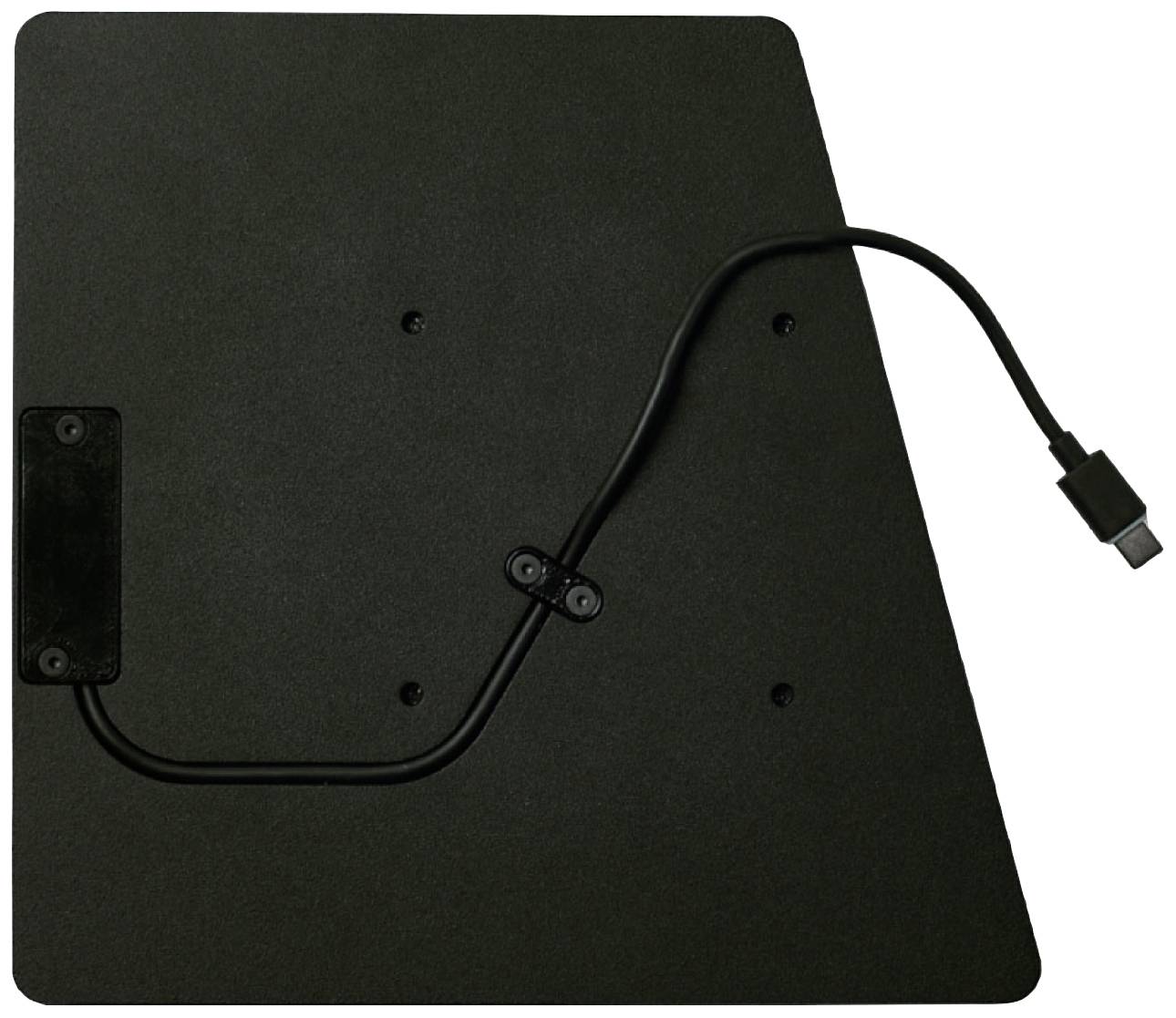 Černá, obdélníková nabíječka s USB-C kabelem vedoucím diagonálně od levého dolního rohu do pravého horního rohu.