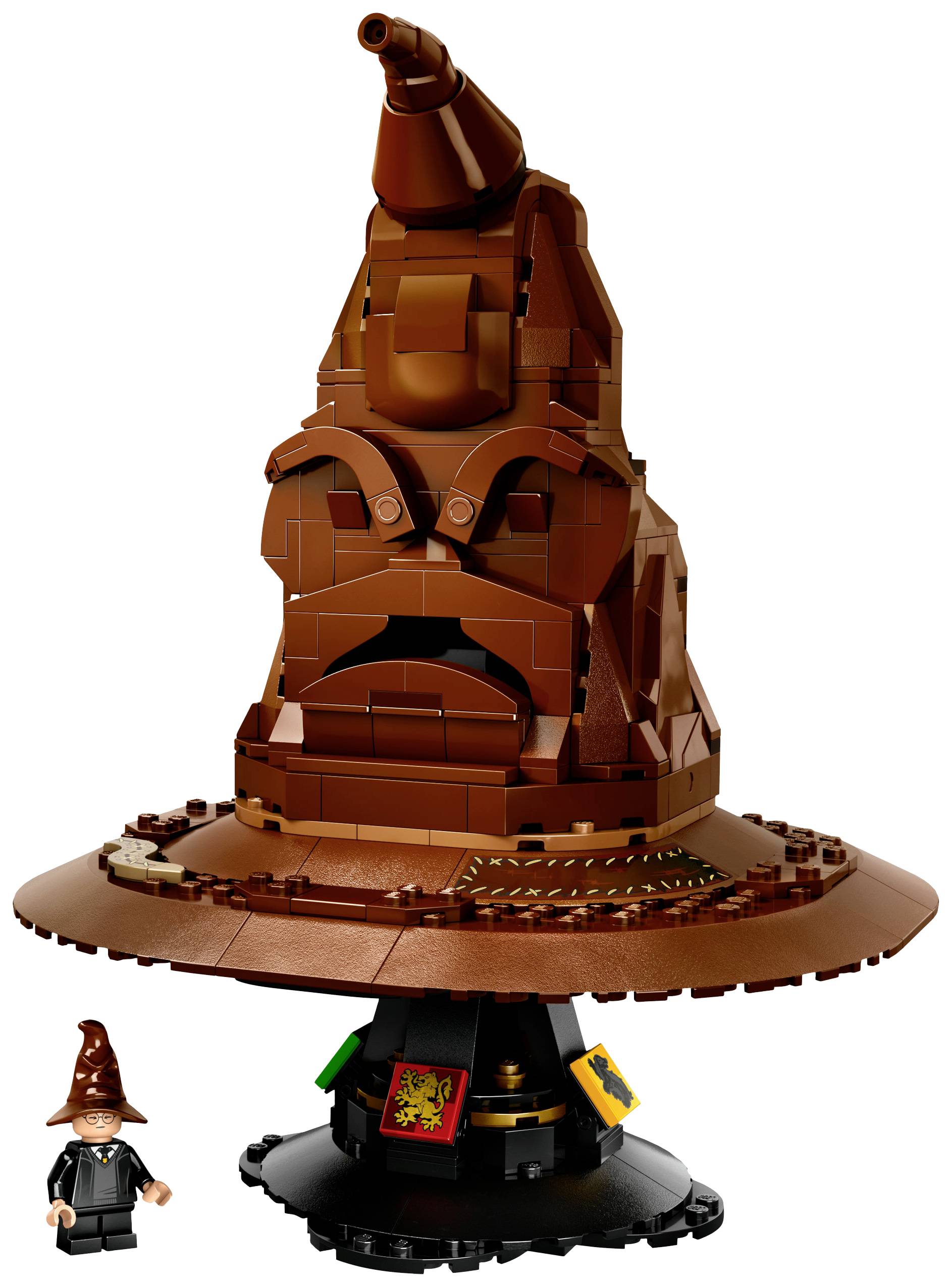 LEGO sada s hnědým kouzelnickým kloboukem. Klobouk má obličejové prvky. Malá figurka s podobným kloboukem stojí vedle.