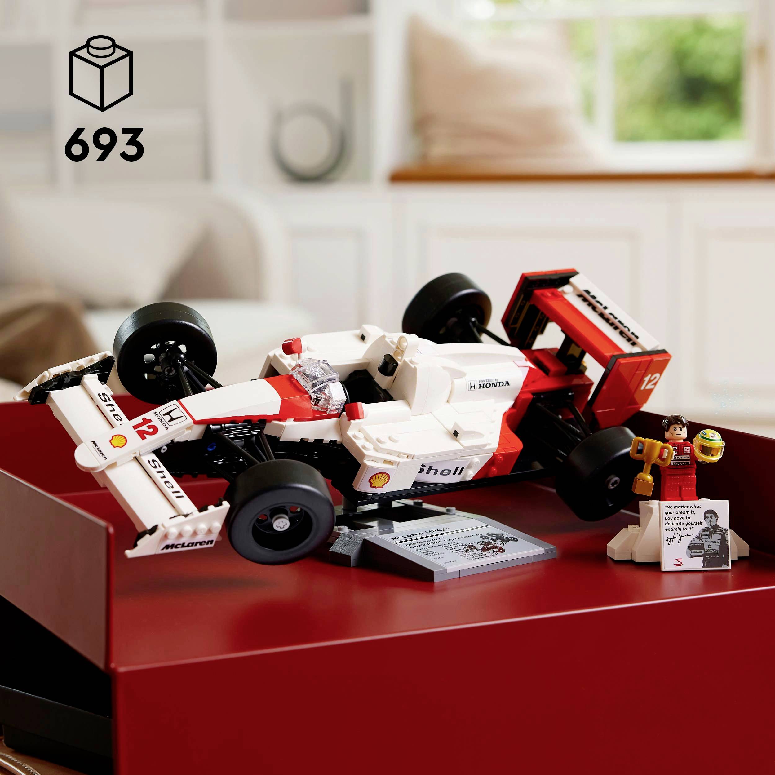 Model LEGO formule 1 na stole, s visačkou '693' v horním levém rohu. Rozmazané pozadí. Dodatečná LEGO figurka vpravo.