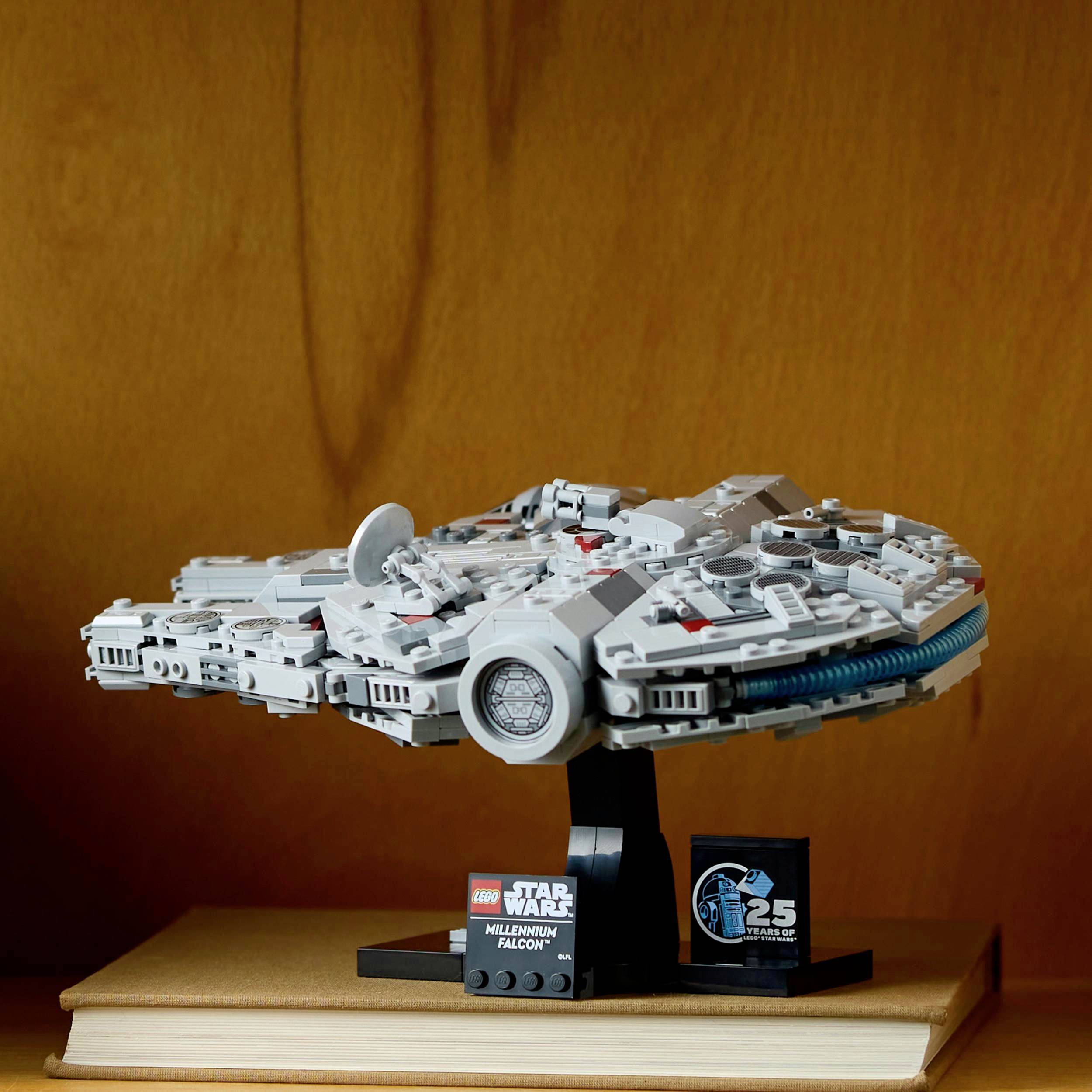 LEGO model Millennium Falconu z 'Star Wars', detailně znázorněný, umístěný na dřevěné polici.