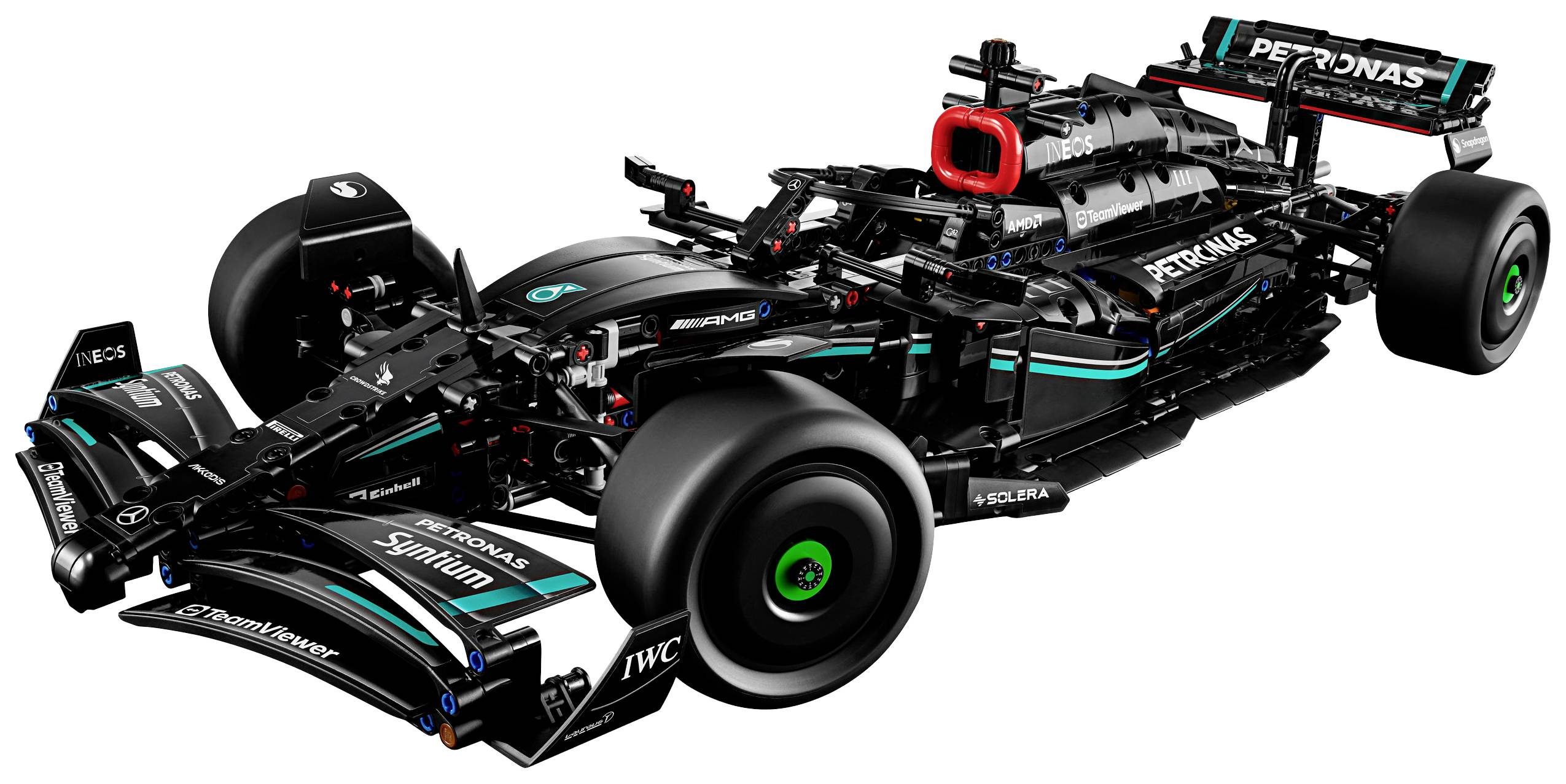 Černý model formule 1 z LEGO kostek s reklamními nálepkami. Detailní reprodukce závodního vozu s aerodynamickými prvky.