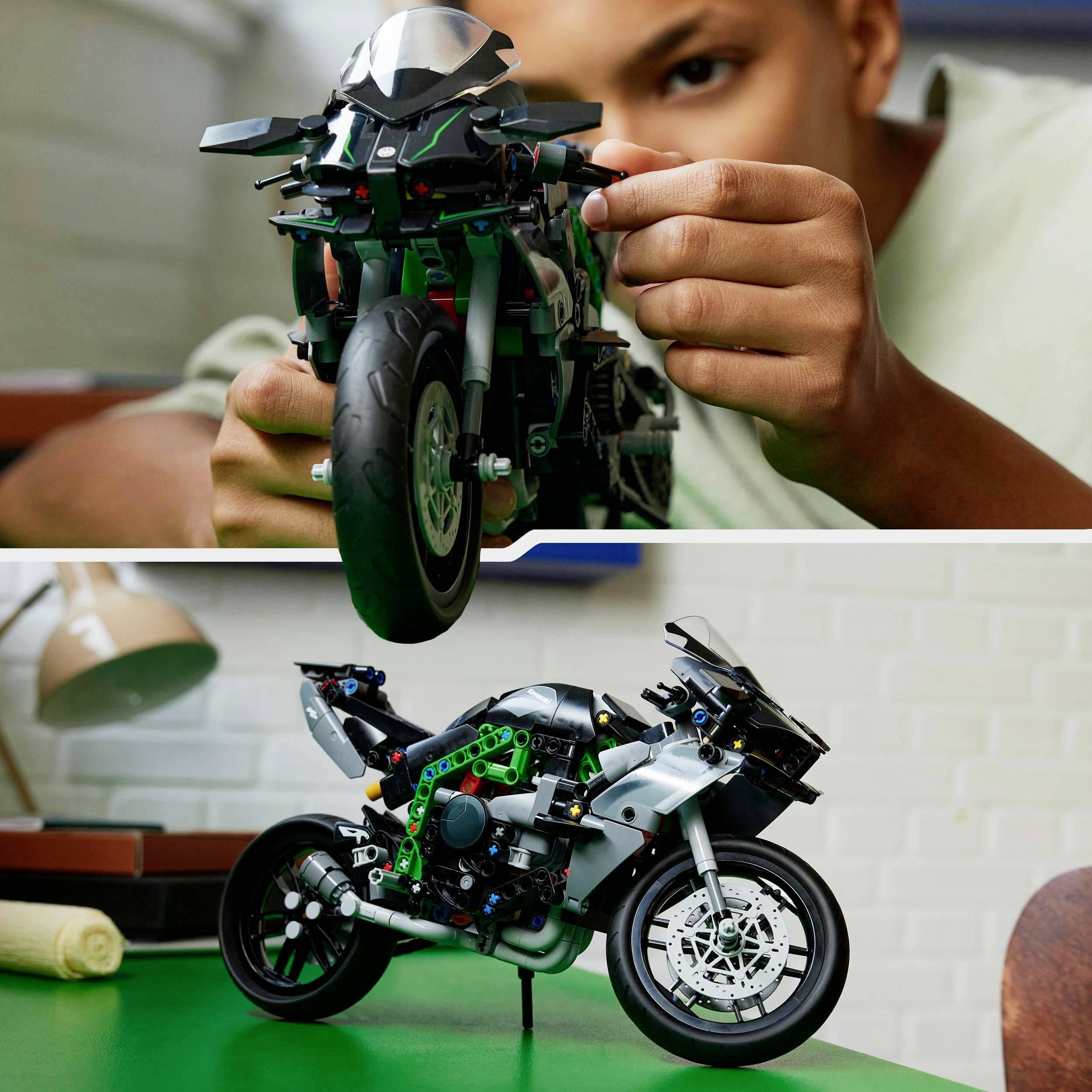Dítě staví komplexní model motocyklu z legových kostek. Dole je dokončený model umístěn na psacím stole.