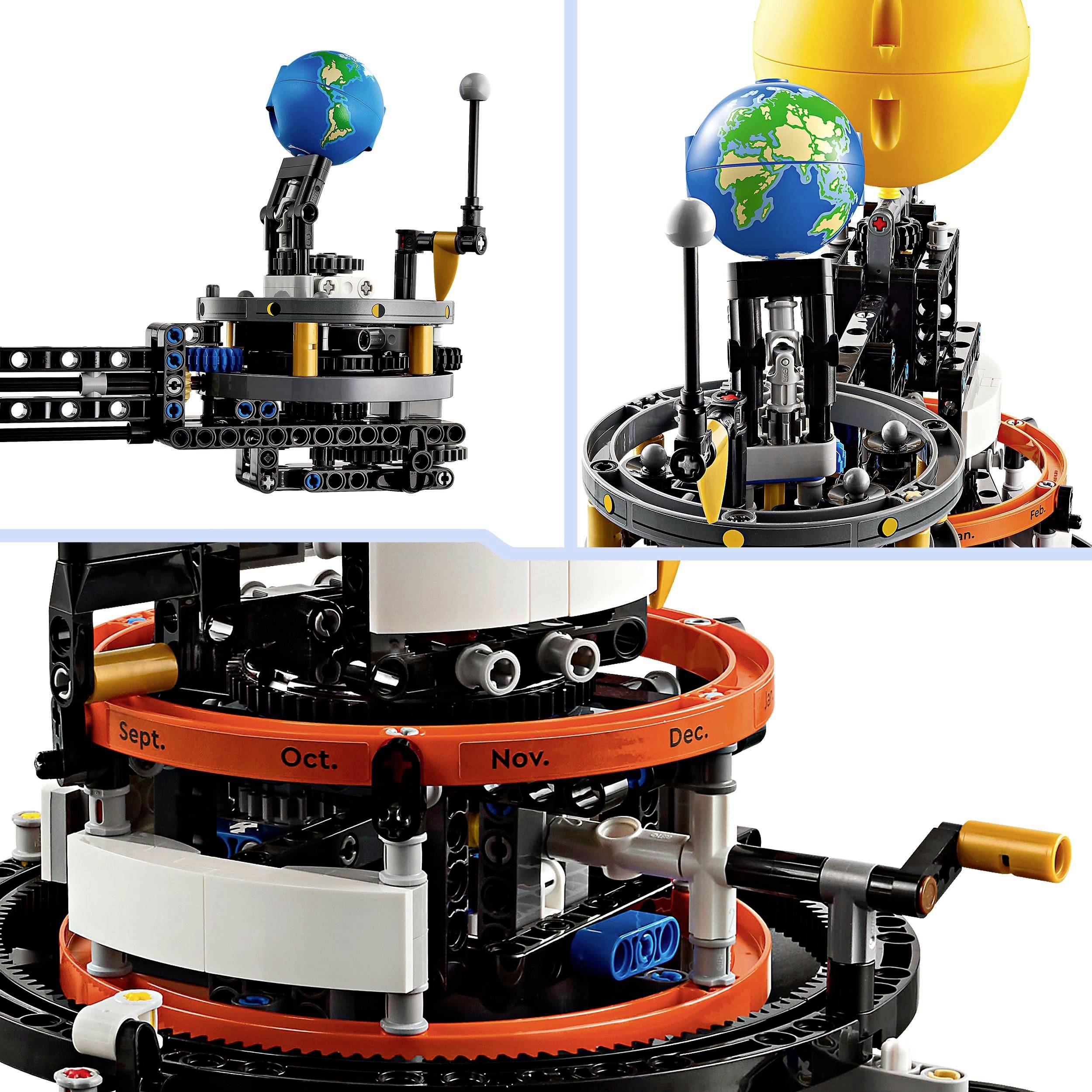 Model LEGO znázorňuje astronomický přístroj s rotujícími prvky, včetně koule Země a žlutého glóbu, označeného názvy měsíců.