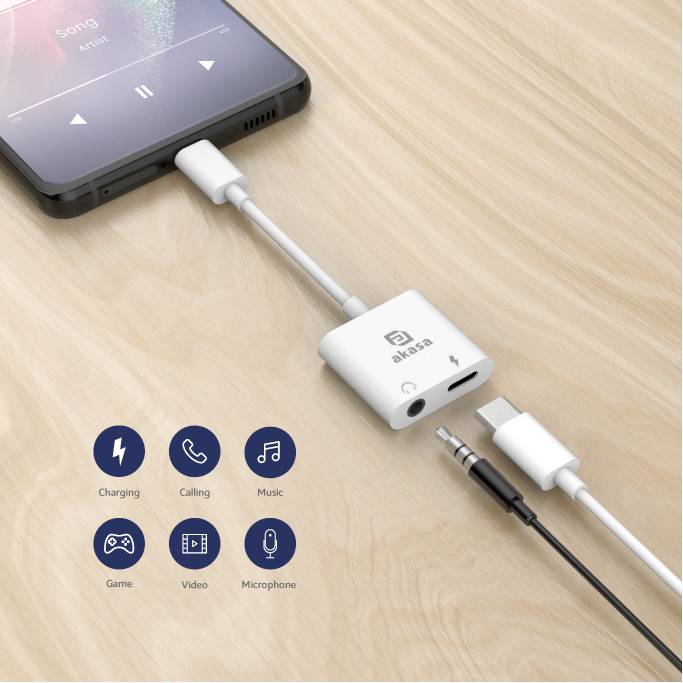 Smartphone je připojeno s adaptérem a sluchátky. Adaptér zobrazuje symboly pro nabíjení, volání, hudbu, hry a video.