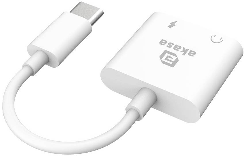 Bílý USB-C adaptér značky 'akasa' s blesku symbolem.