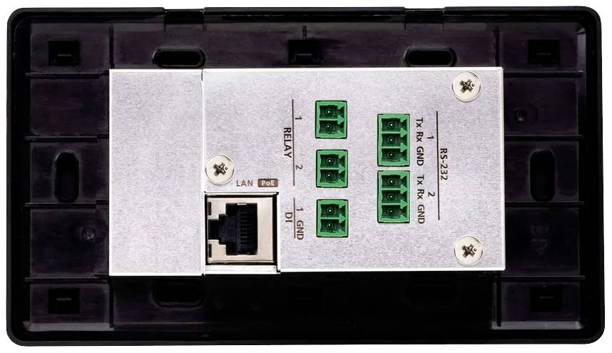 Pohled zezadu na elektronické zařízení s RS232 portem, LAN konektorem a několika zelenými sloty pro kabeláž, zasazený do černého rámu.