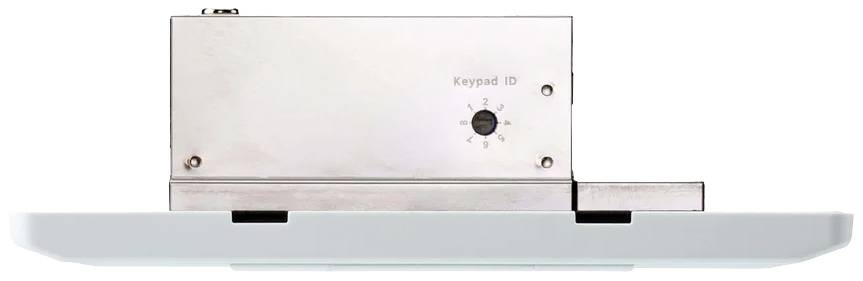Stříbrné elektronické zařízení s nápisem 'Keypad ID', pravděpodobně elektronický zámek s numerickou klávesnicí.