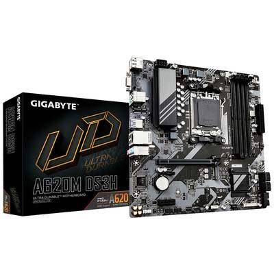 Základní deska 'GIGABYTE A620M DS3H' vedle produktového balení. Detaily základní desky a nápis 'Ultra Durable'. Vhodné pro stavbu počítače.