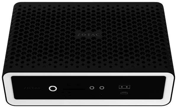 Kompaktní černý mini počítač s perforovaným horním krytem. Přední strana ukazuje konektory a tlačítka pro USB, audio a SD karty.