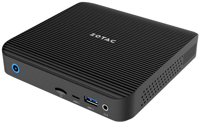 Malý černý mini počítač od Zotacu s různými porty vpředu, včetně USB a sluchátkového konektoru.