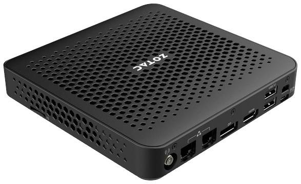 Kompaktní černý počítač s logem 'Zotac' na horní straně. Disponuje větracími otvory a různými konektory po straně.