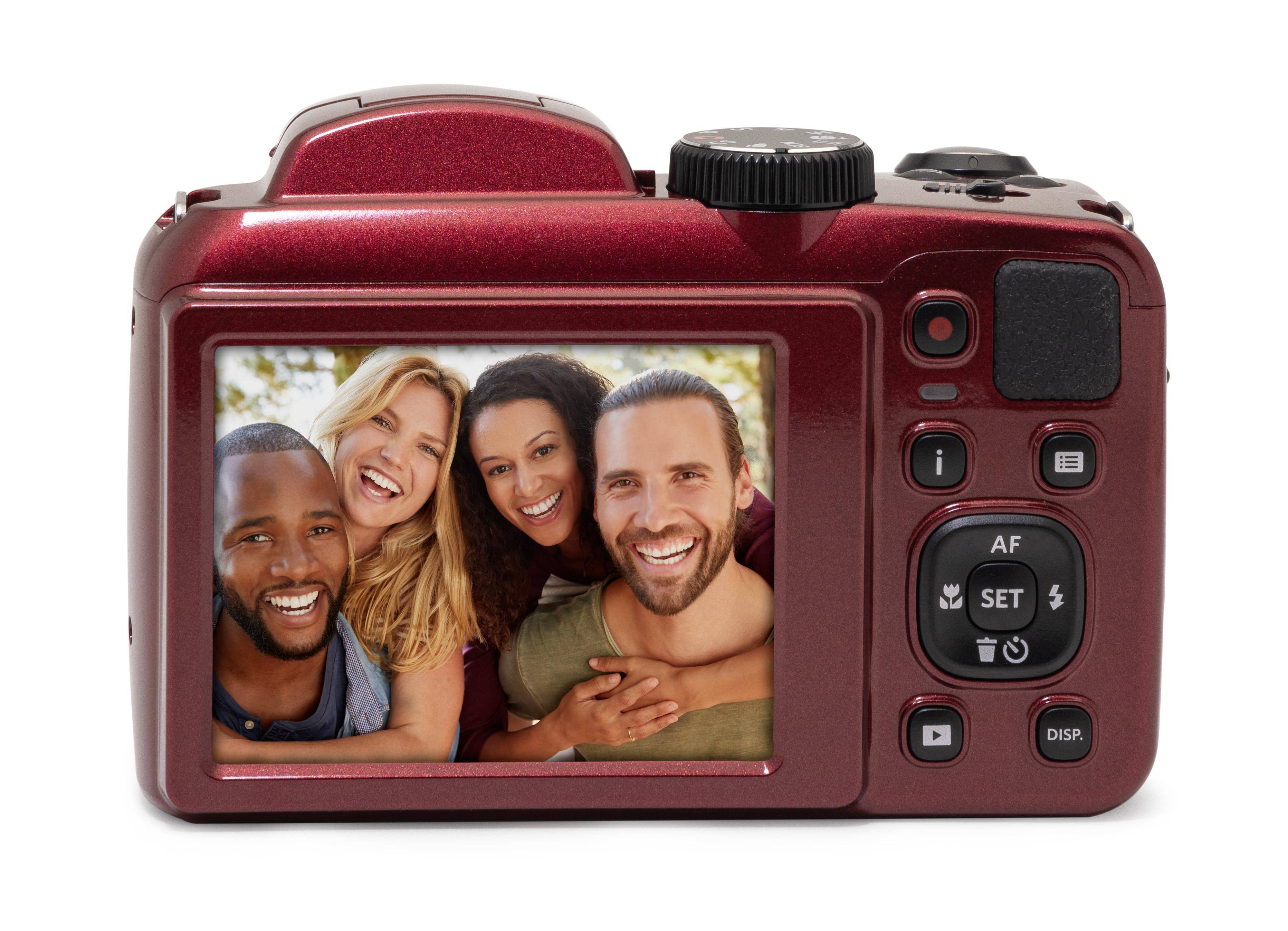 Zadní strana červeného digitálního fotoaparátu zobrazuje displej s fotografií čtyř usmívajících se osob.