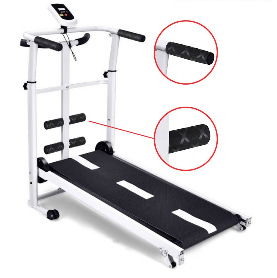 Skládací běžecký pás s přehledným LCD displejem a červenými značkami zvýrazňujícími protiskluzové rukojeti.