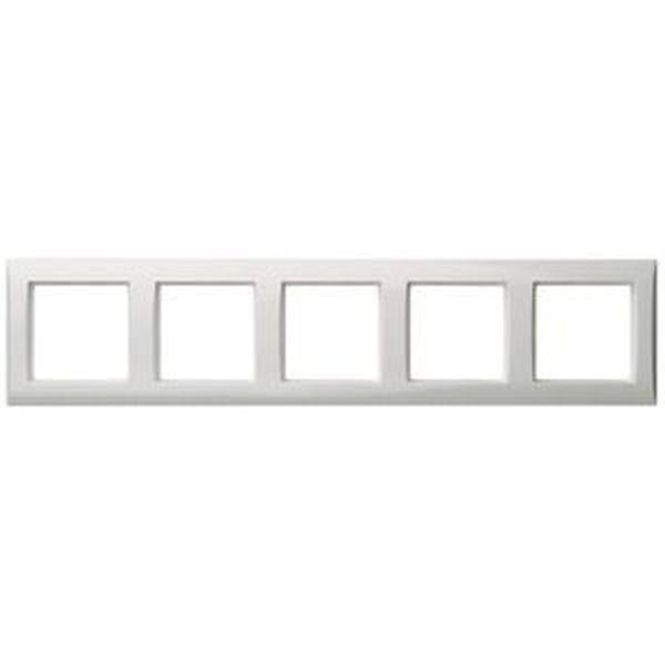 Bílý, obdélníkový rámeček v provedení panelu s pěti čtvercovými výřezy, vhodný pro umístění zásuvkových modulů nebo spínačů.