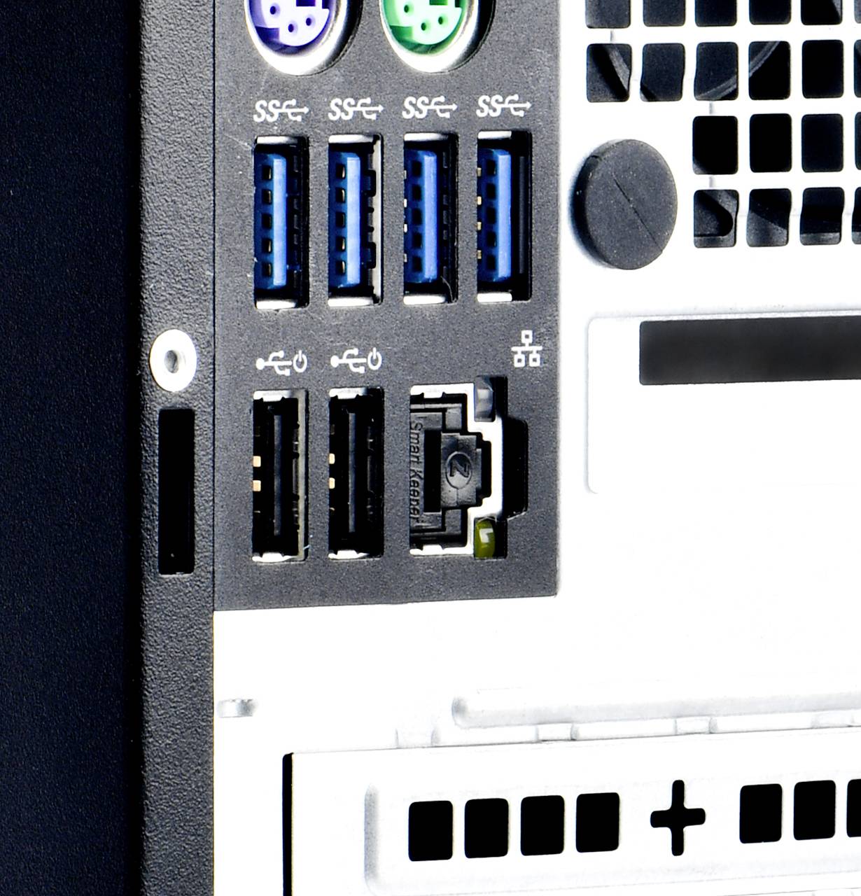 Zadní strana počítačové skříně s několika USB porty, ethernetovým konektorem a větracími otvory, která ukazuje možnosti připojení.