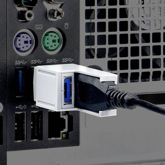 Černý USB kabel připojený k bílému USB 3.0 adaptéru, který je zapojen do zadní části počítačové skříně s různými konektory.