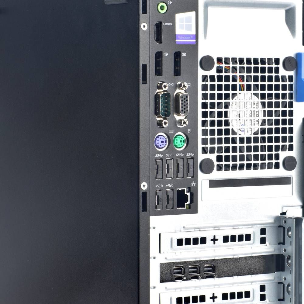 Zadní strana stolního počítače s různými konektory, jako jsou USB, VGA a Ethernet, včetně větracích mřížek pro chlazení.
