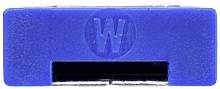 Modrý, obdélníkový adaptér USB konektoru se zdířkou dole. Na horní straně je uprostřed vytlačené symbol 'W'.