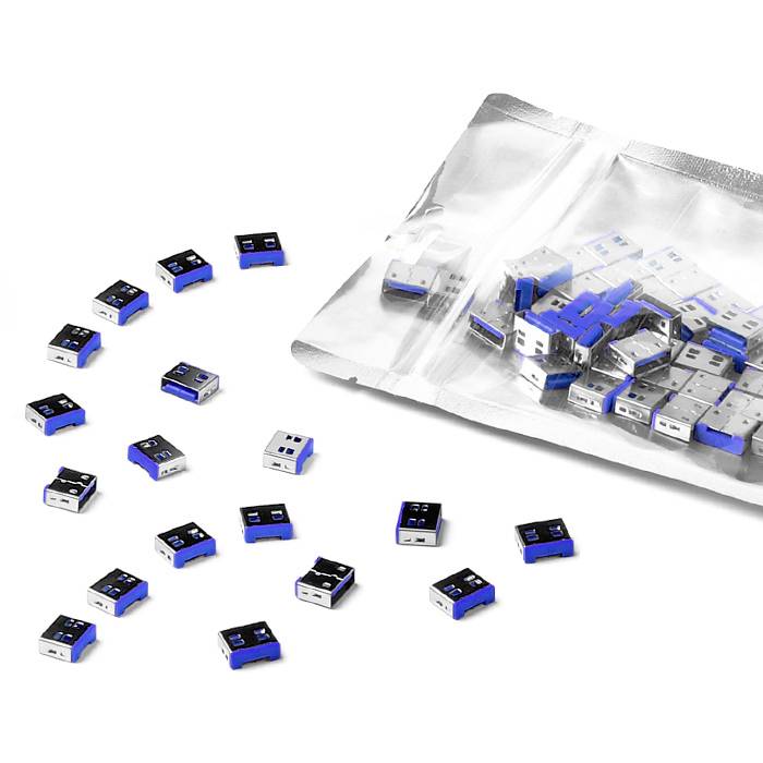 Několik USB flash disků, částečně rozptýlených, částečně uložených v průhledné tašce.