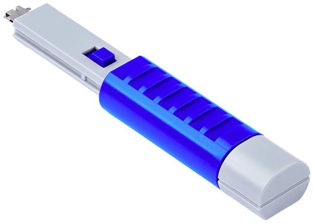 Šedý a modrý spínač pro zapínání a vypínání elektrických zařízení.