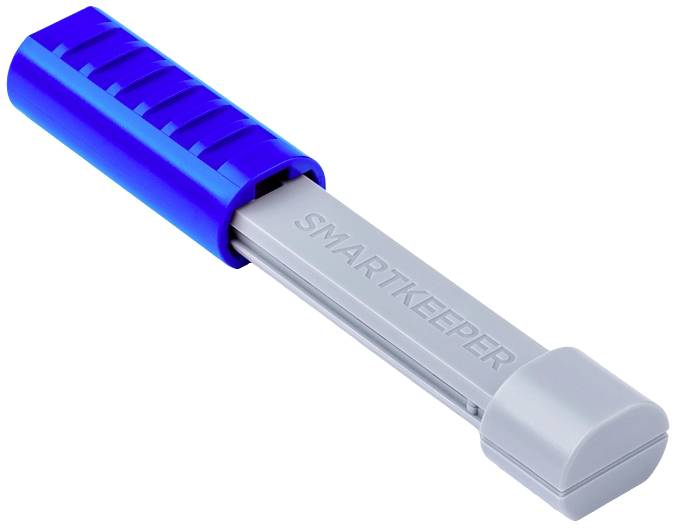 Modrošedý USB bezpečnostní záslepka s gravírovaným nápisem "SMARTKEEPER" brání neoprávněnému přístupu do USB portů.