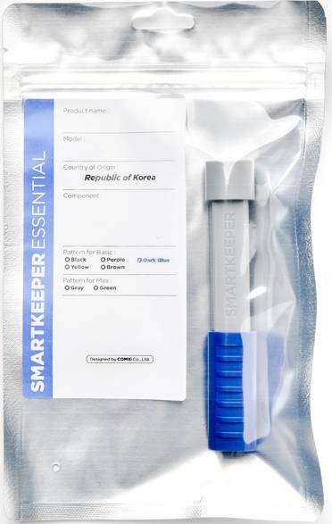 Obrázek zobrazuje balení s nápisem 'SMARTKEEPER ESSENTIAL'. Obsahuje modrou bezpečnostní pomůcku. Země původu: Korejská republika.