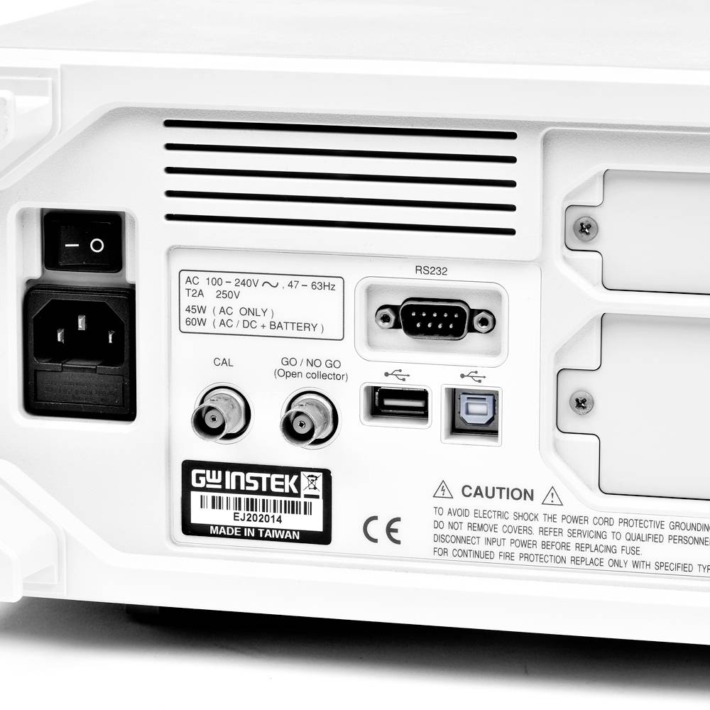 Zadní strana elektrického zařízení s napájecím vstupem, USB, RS232 a COAX konektory. Štítky uvádějí informace o proudové hodnotě a bezpečnostních opatřeních.