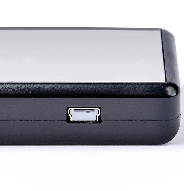 Externí pevný disk v černém obalu s USB konektorem na boku.