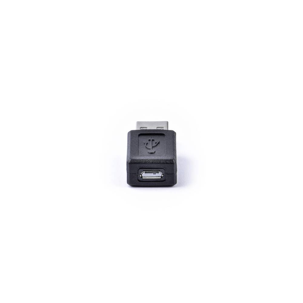 USB adaptér s širokým konektorem a užší zásuvkou, pohled zepředu, na bílém pozadí.