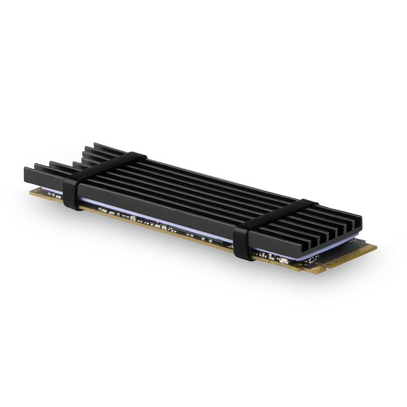 Černý chladič pro M.2 SSD. Chladič má žebra pro odvod tepla a je upevněn dvěma gumovými pásky.