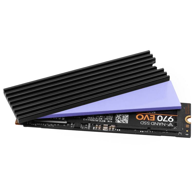 NVMe SSD s chladičem a tepelně vodivou podložkou. Chladič je umístěn na SSD za účelem zlepšení odvodu tepla.